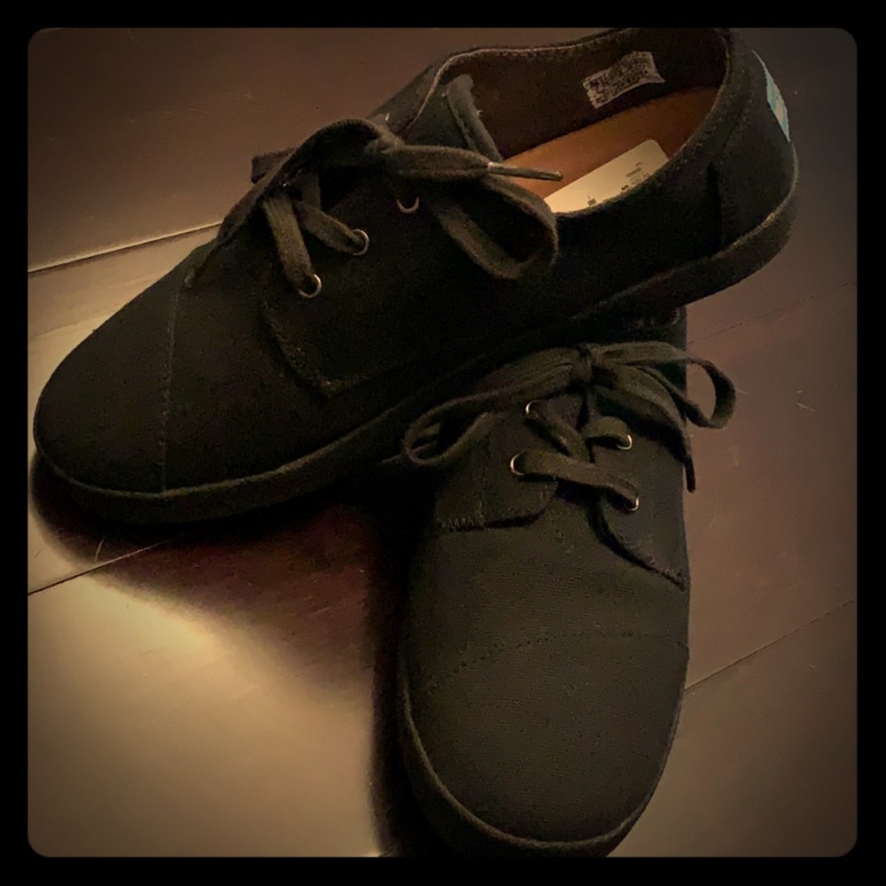 Black TOMS sneakers size 8.5